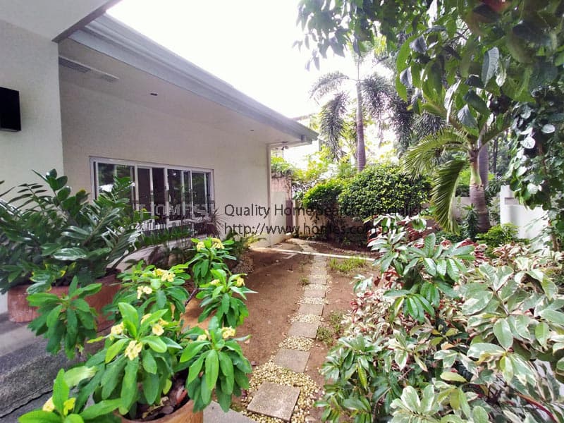 Well lit Two storey - Dasmarinas Village, Makati - photo 1