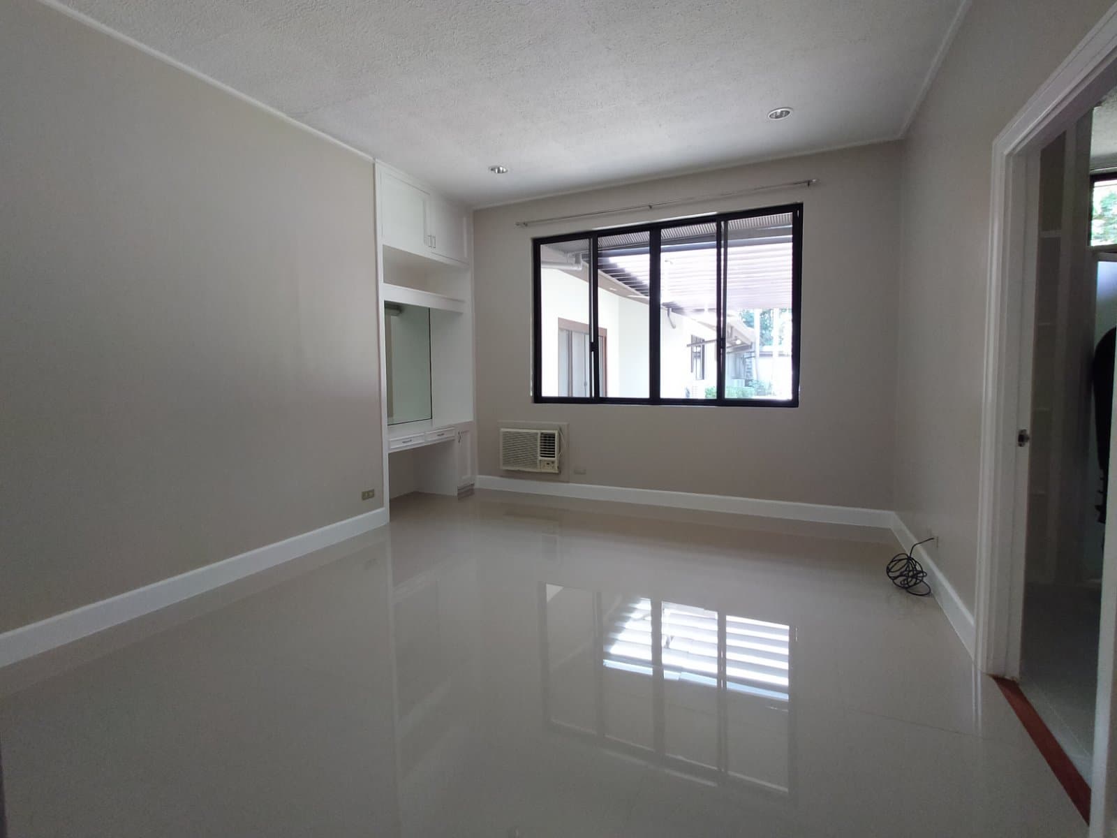 Bungalow 4 Bedroom House - photo 3
