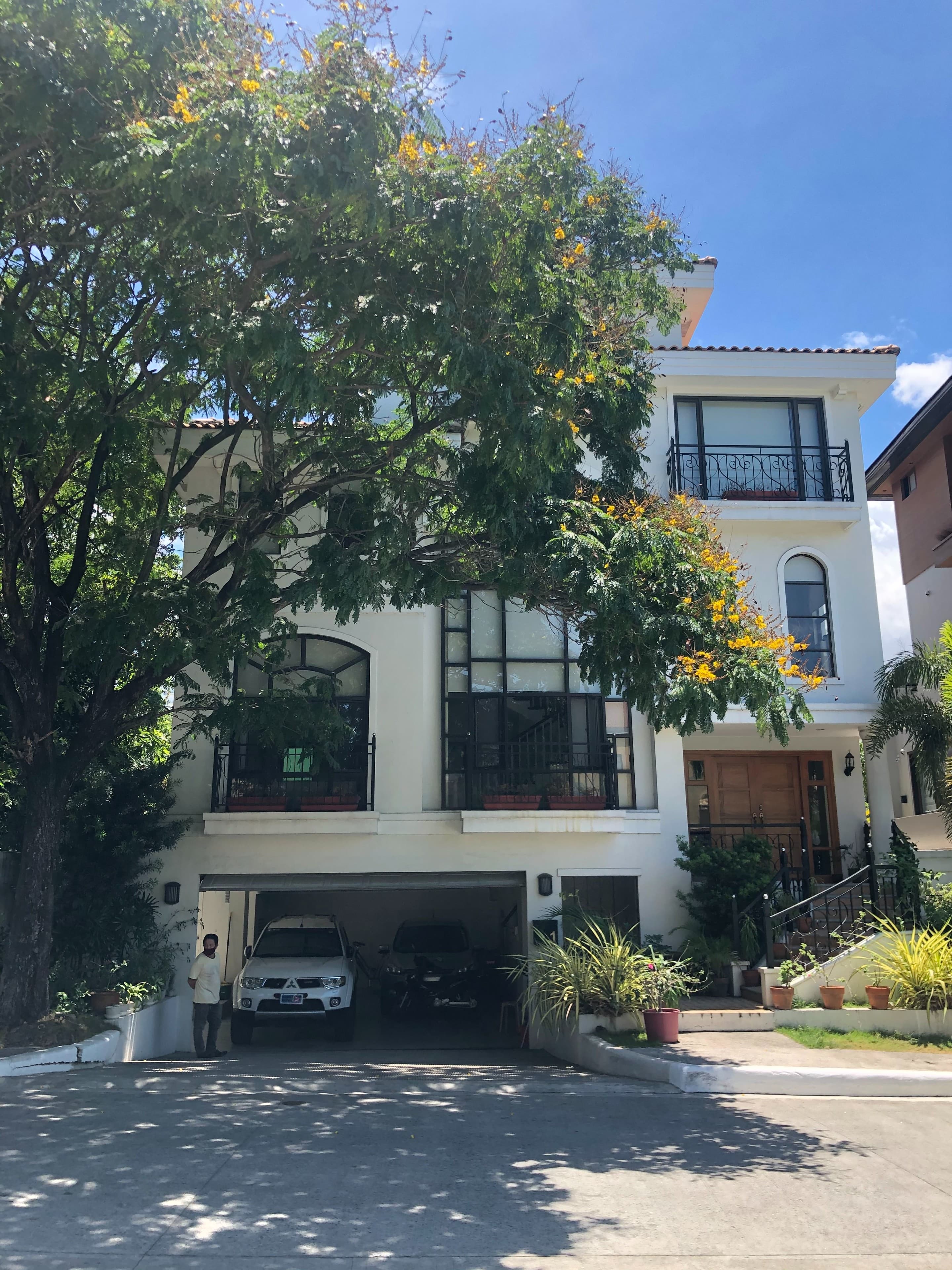 Multi level house in Mckinley Hill Village - Mckinley Hills, Taguig - photo 1
