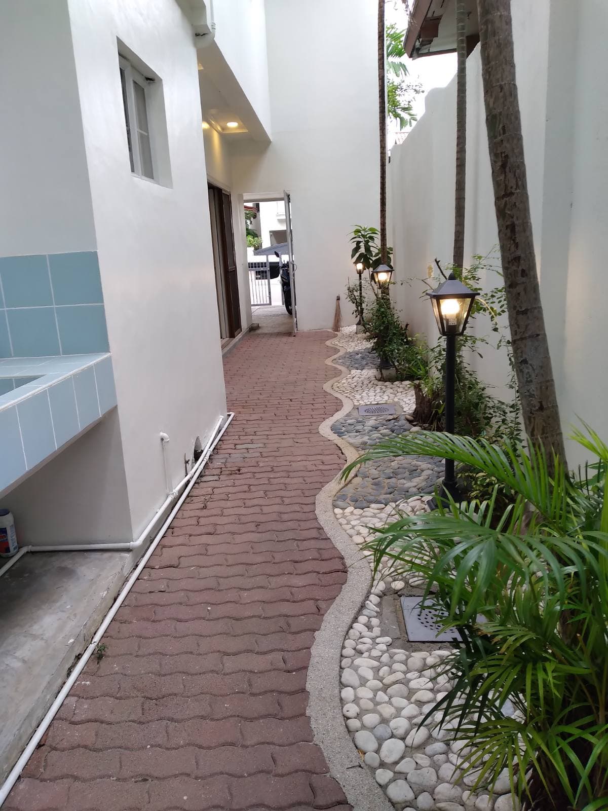 3 Bedroom Duplex House - San Lorenzo, Makati - photo 1