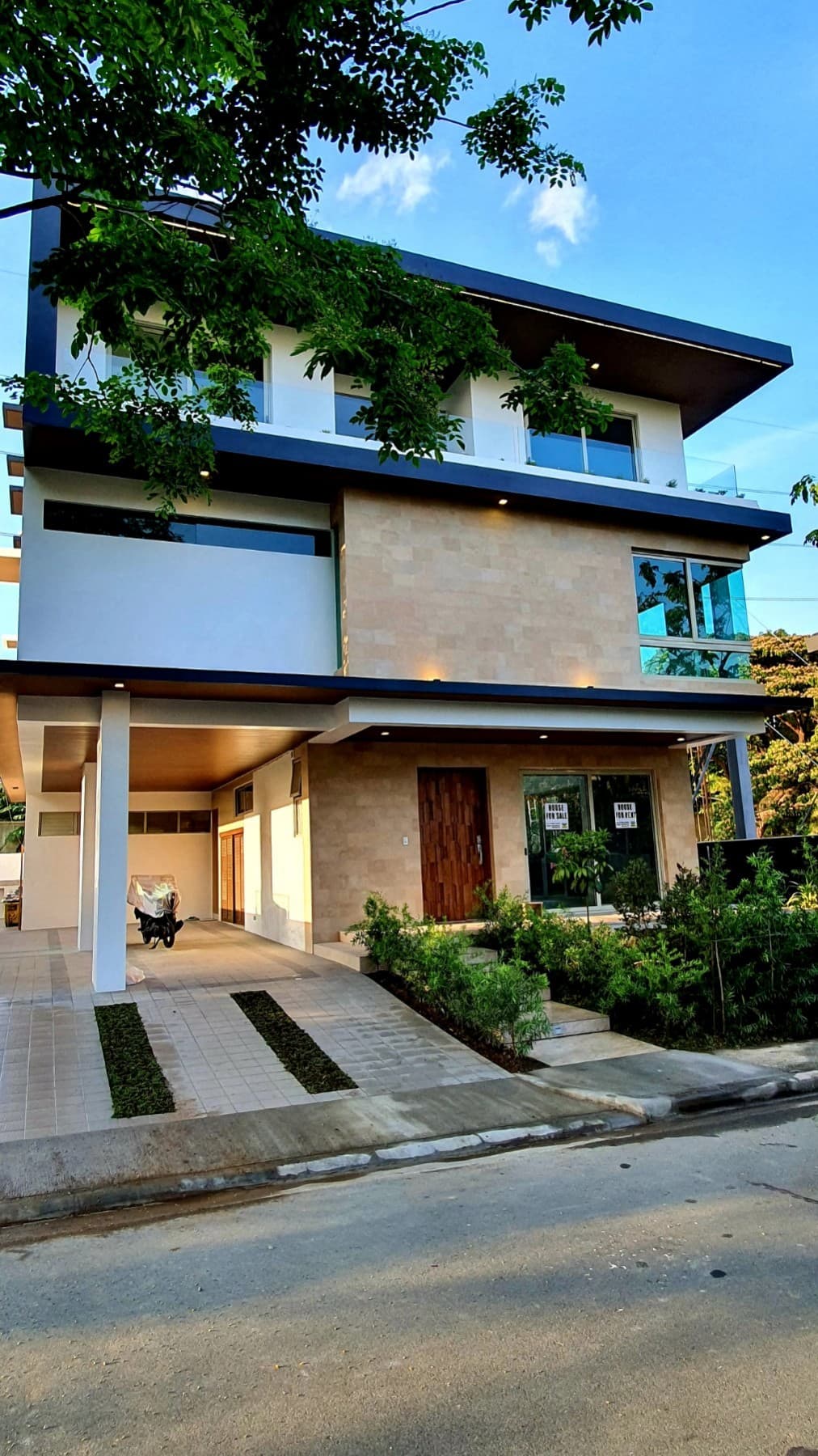 High Ceiling Brand New House - Bonifacio Global City, Taguig - photo 1