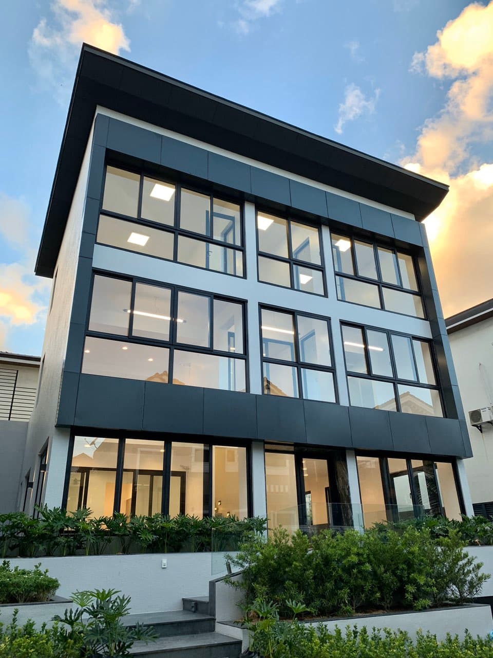 Brand new Modern Three Storey - Bonifacio Global City, Taguig - photo 1