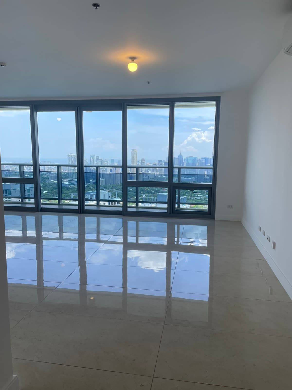 3-bedroom Sky Suite, with long-span balcony in The Suites at One Bonifacio High Street - photo 2