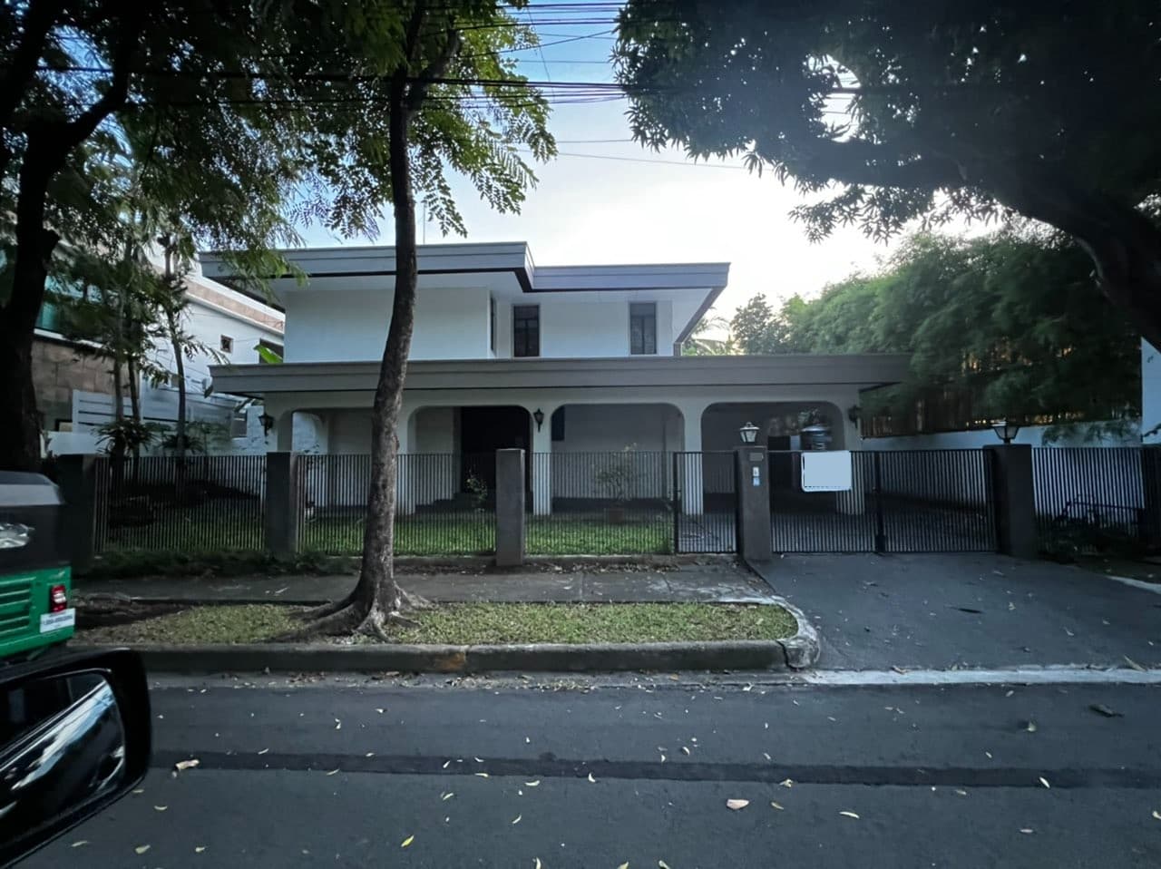 Simple 3 bedroom house - Dasmarinas Village, Makati - photo 1