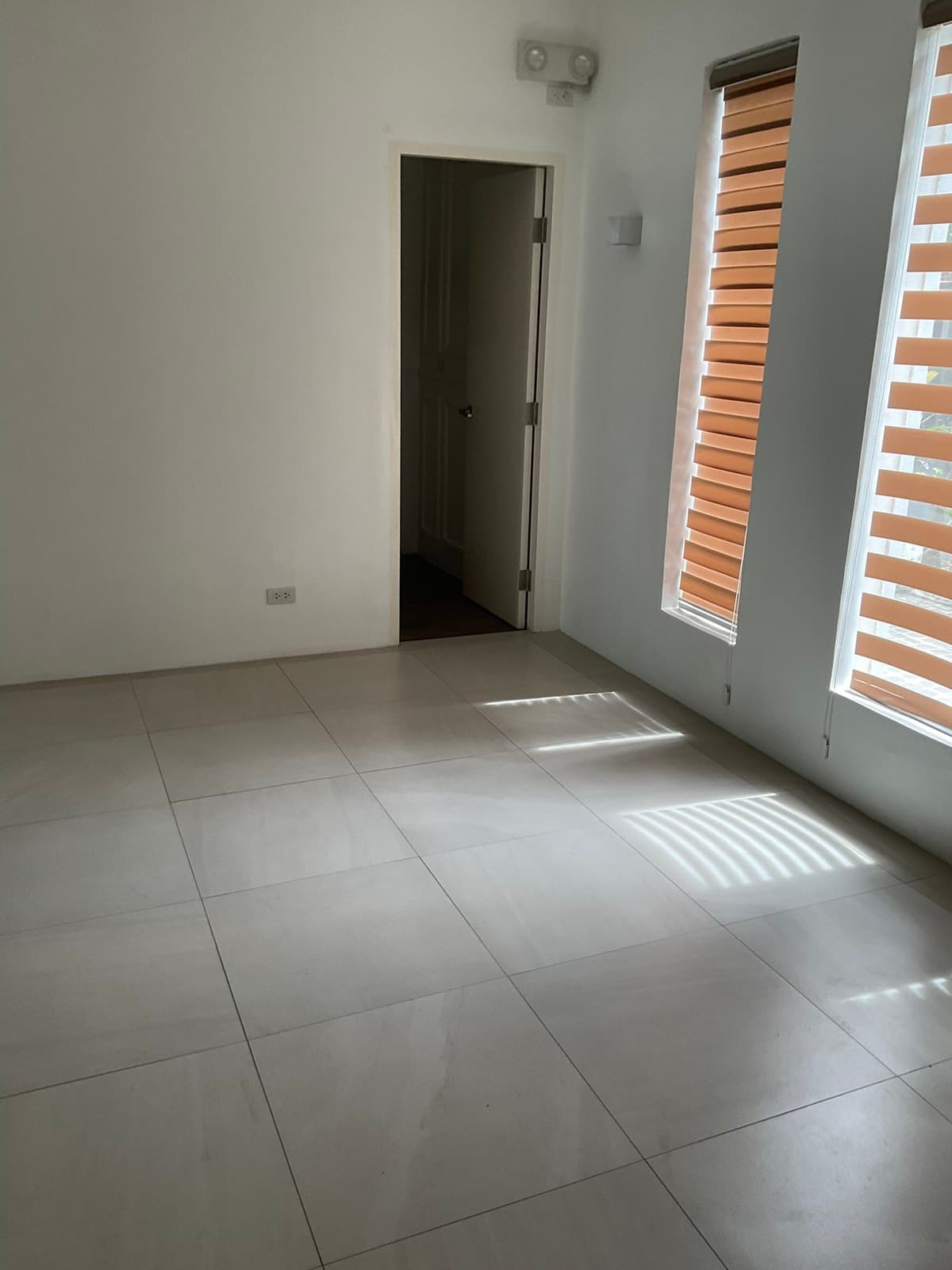 Modern 3 bedroom with pool - photo 5