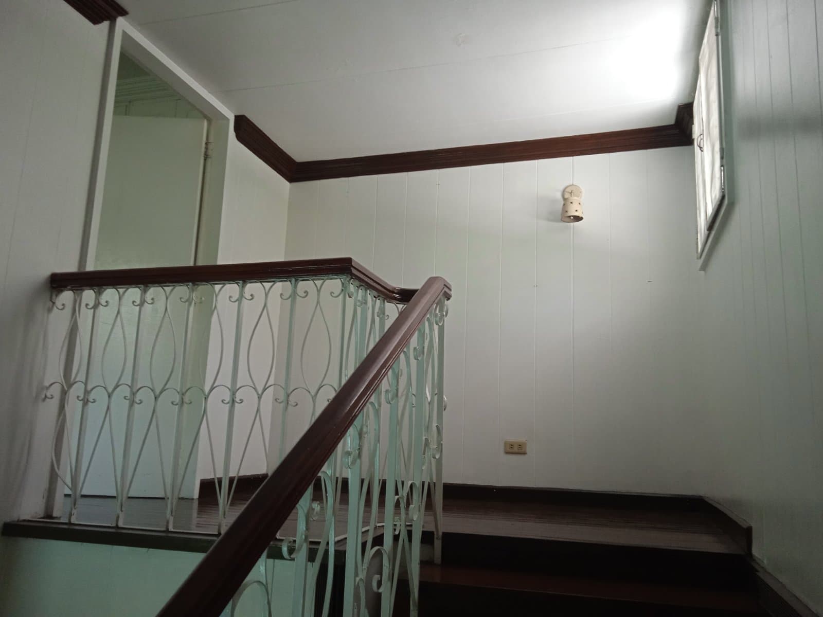 Cozy Two Storey 4 Bedroom - photo 3