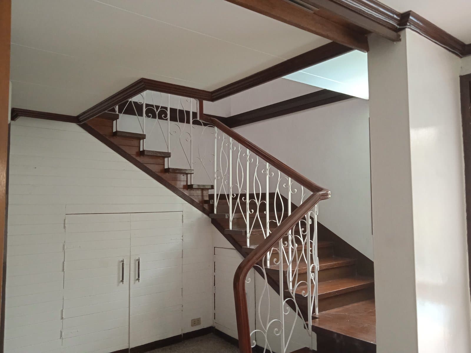 Cozy Two Storey 4 Bedroom - photo 4