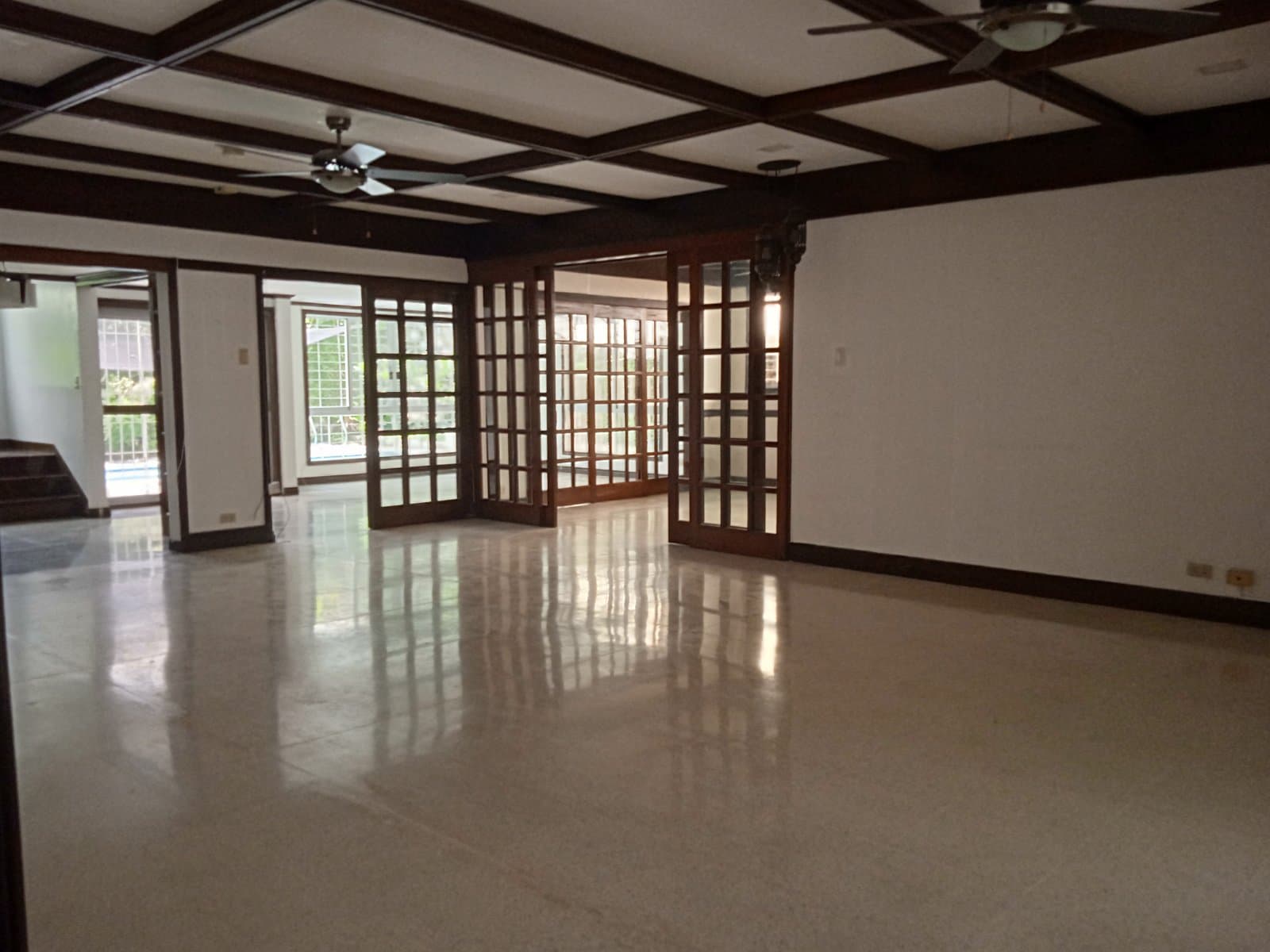 Cozy Two Storey 4 Bedroom - photo 2