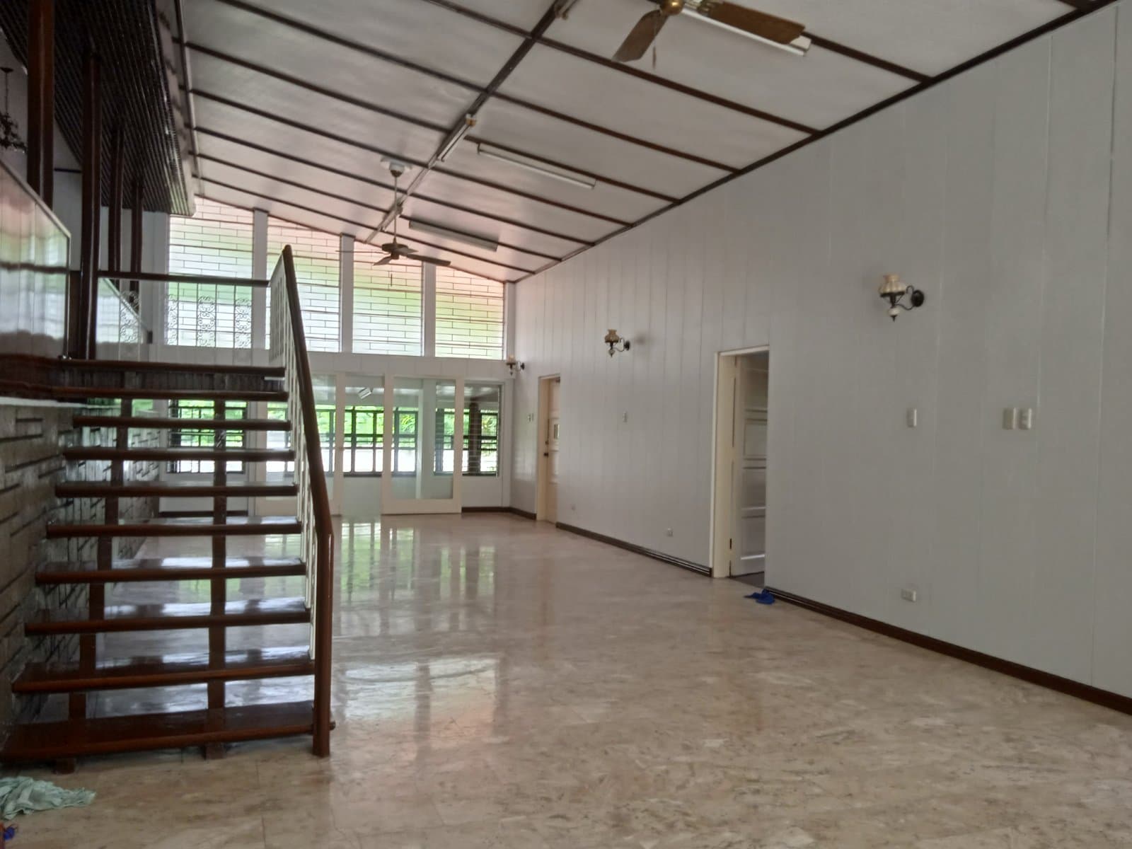4 Bedroom House with Pool - photo 2