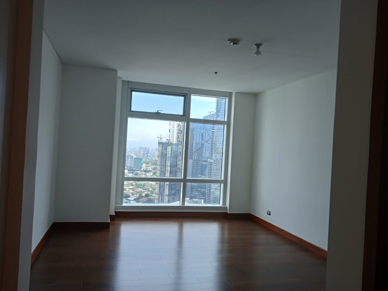 Brand new unit in Two Roxas Triangle - photo 4