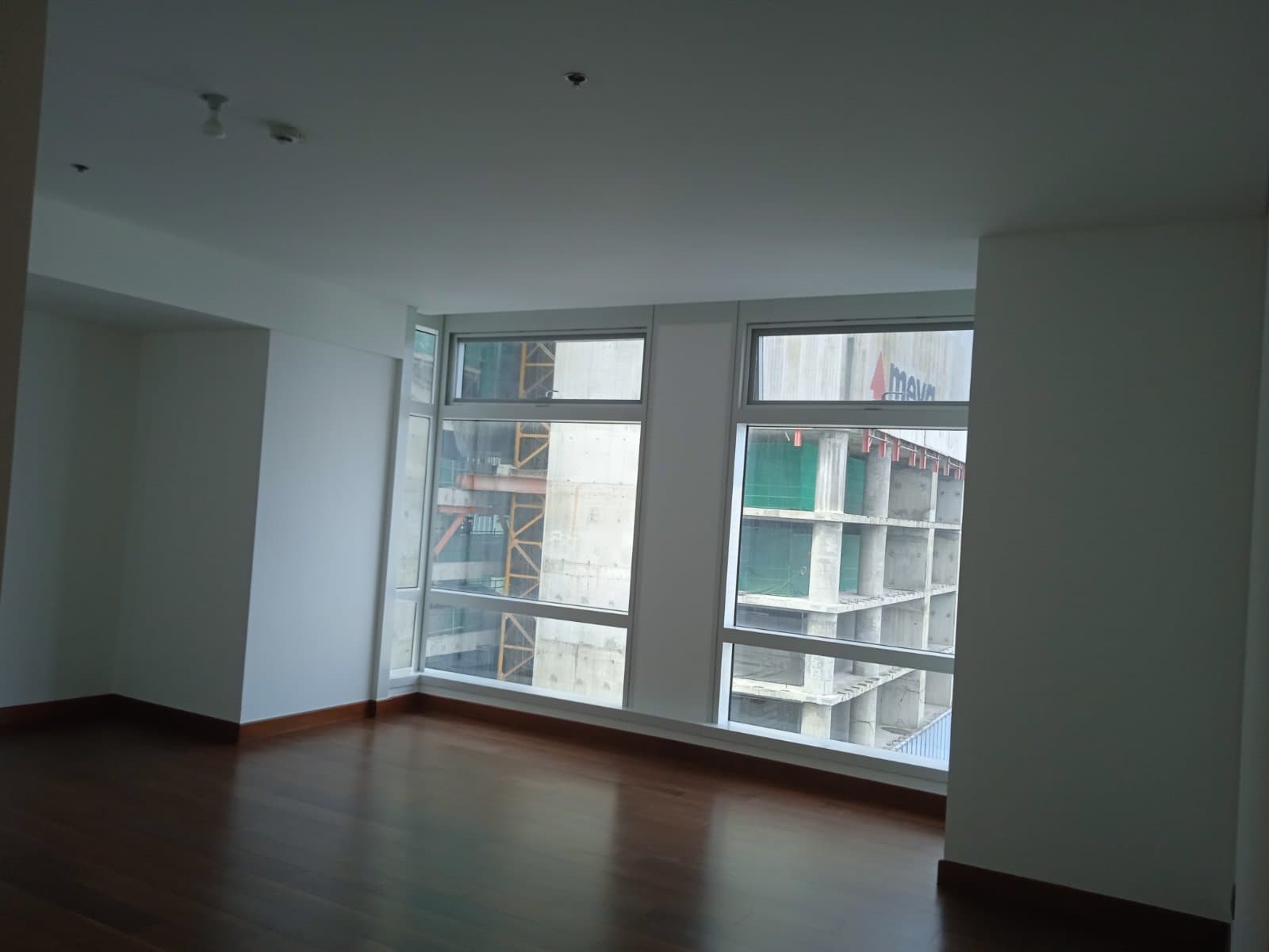 Brand new unit in Two Roxas Triangle - photo 5