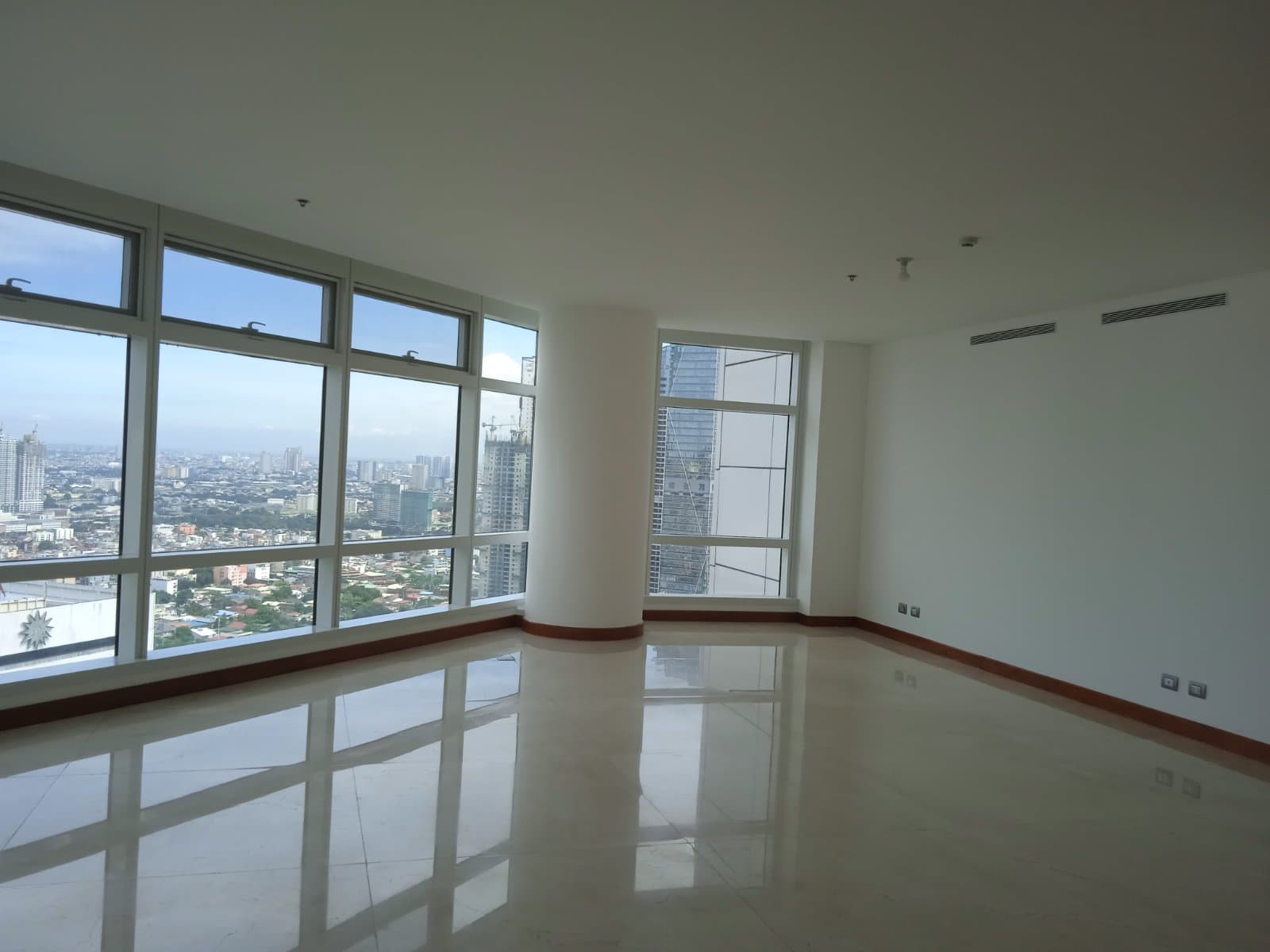 Brand new unit in Two Roxas Triangle - photo 3