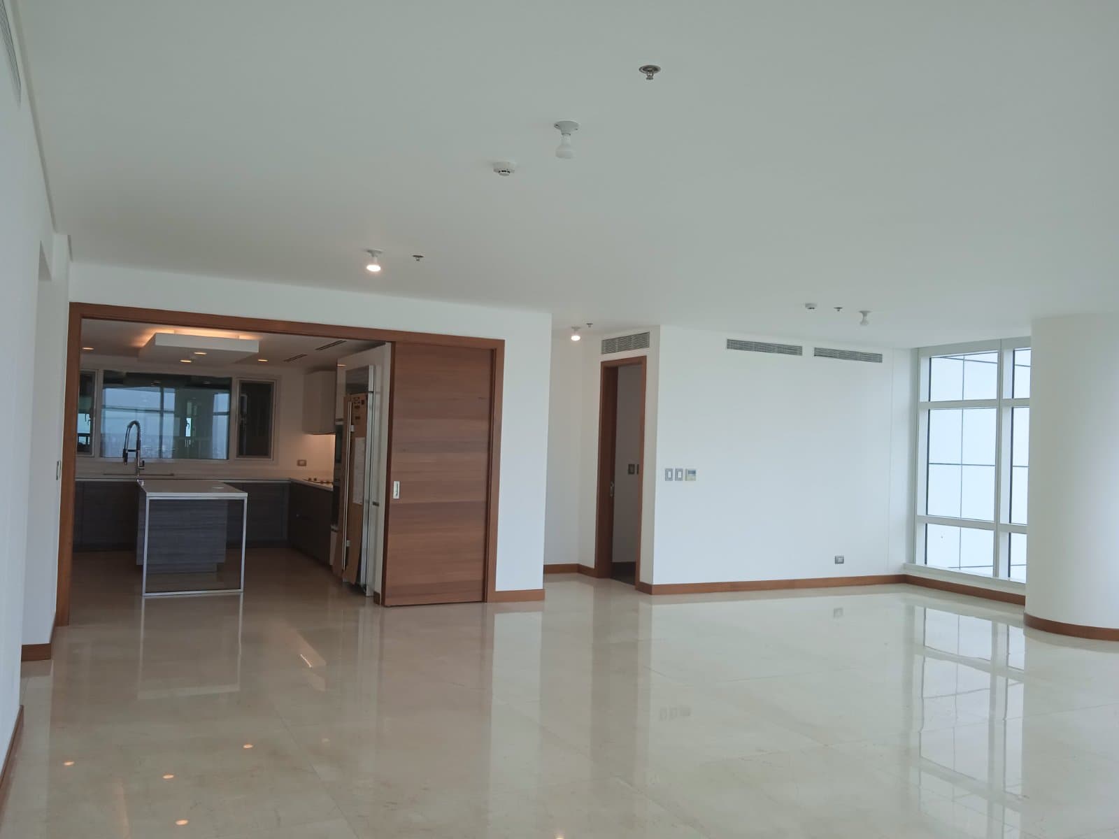 Brand new unit in Two Roxas Triangle