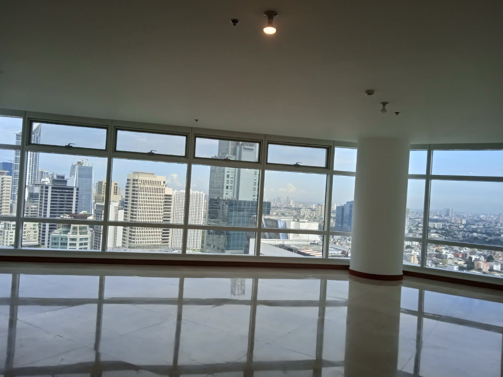 Brand new unit in Two Roxas Triangle - photo 2