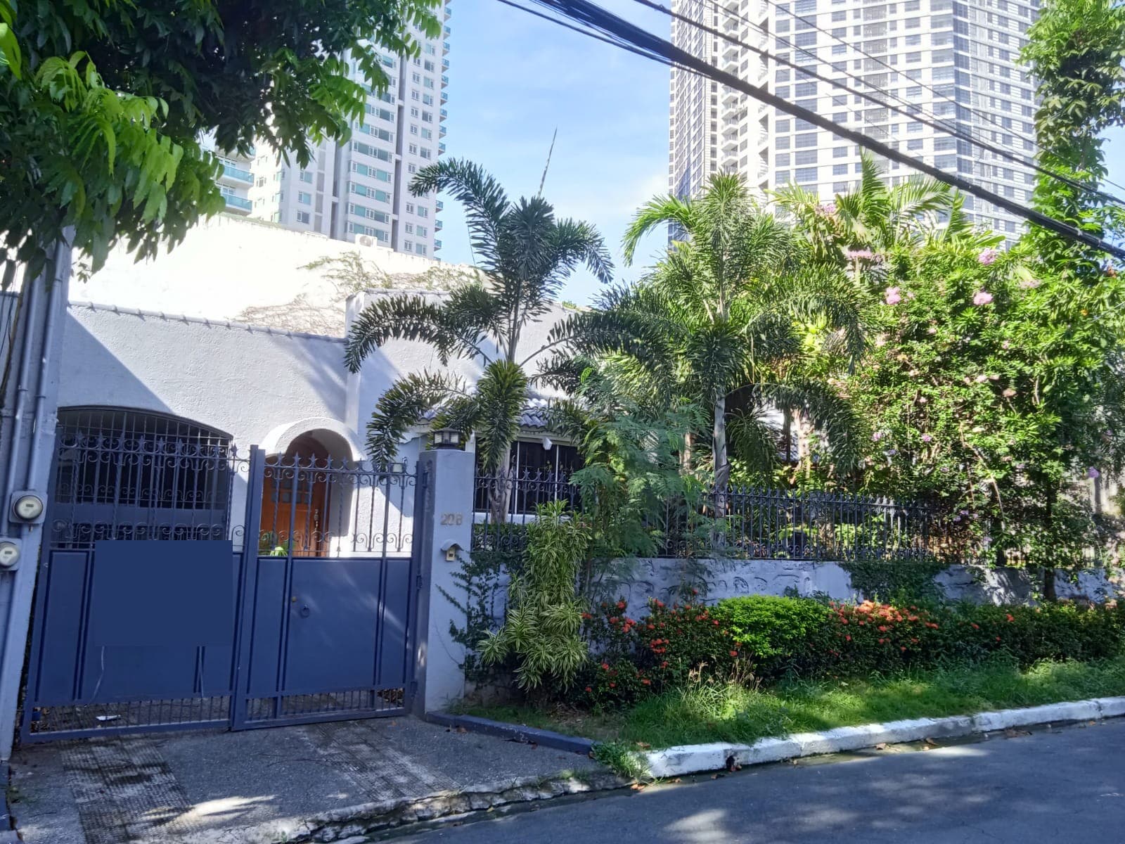 Renovated Duplex House - San Lorenzo, Makati - photo 1