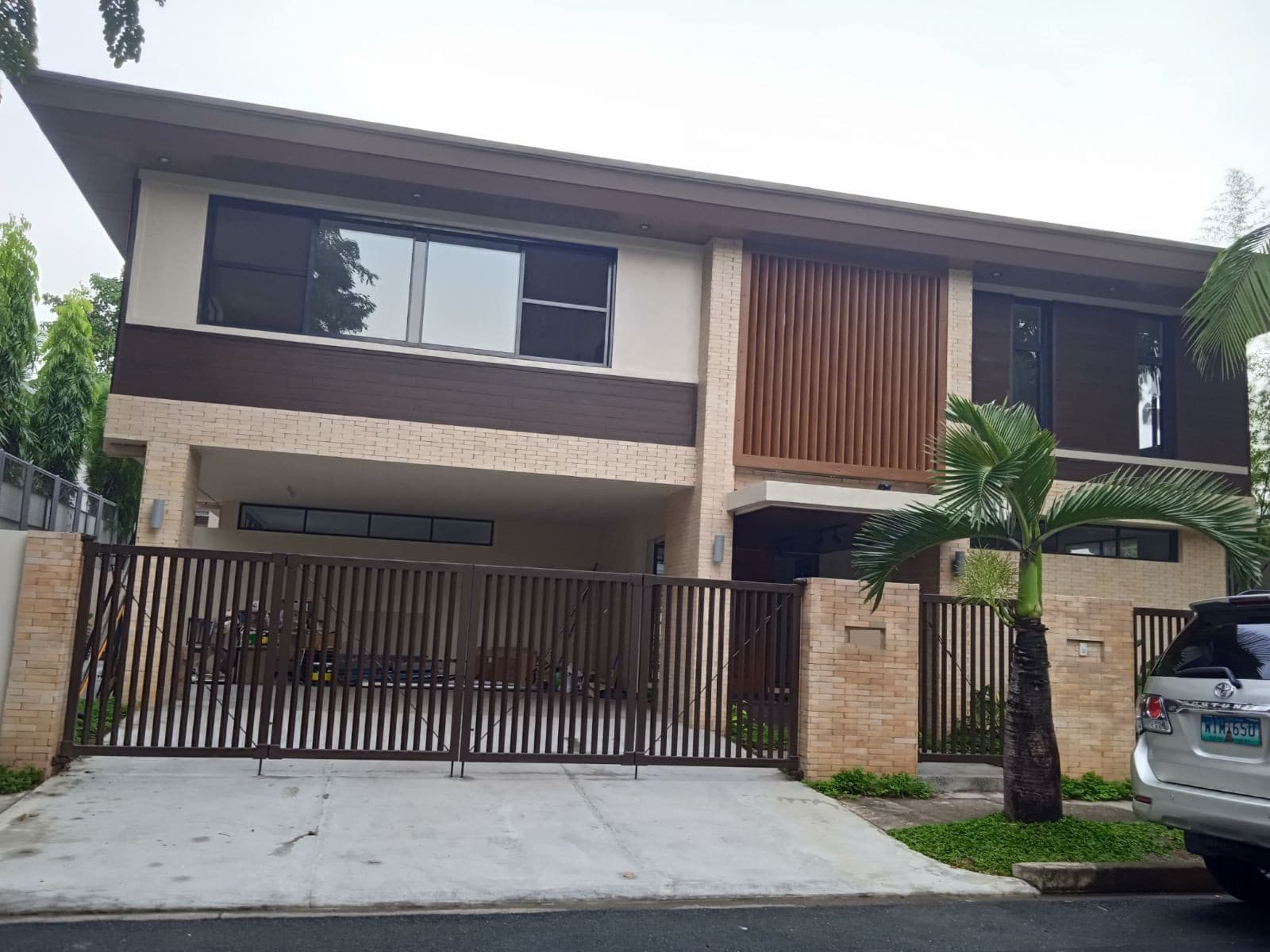 Newly Renovated two storey - Dasmarinas Village, Makati - photo 1