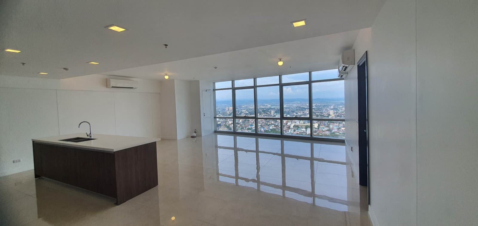 3 Bedroom w/ the Best Unobstructed View Unit - photo 2
