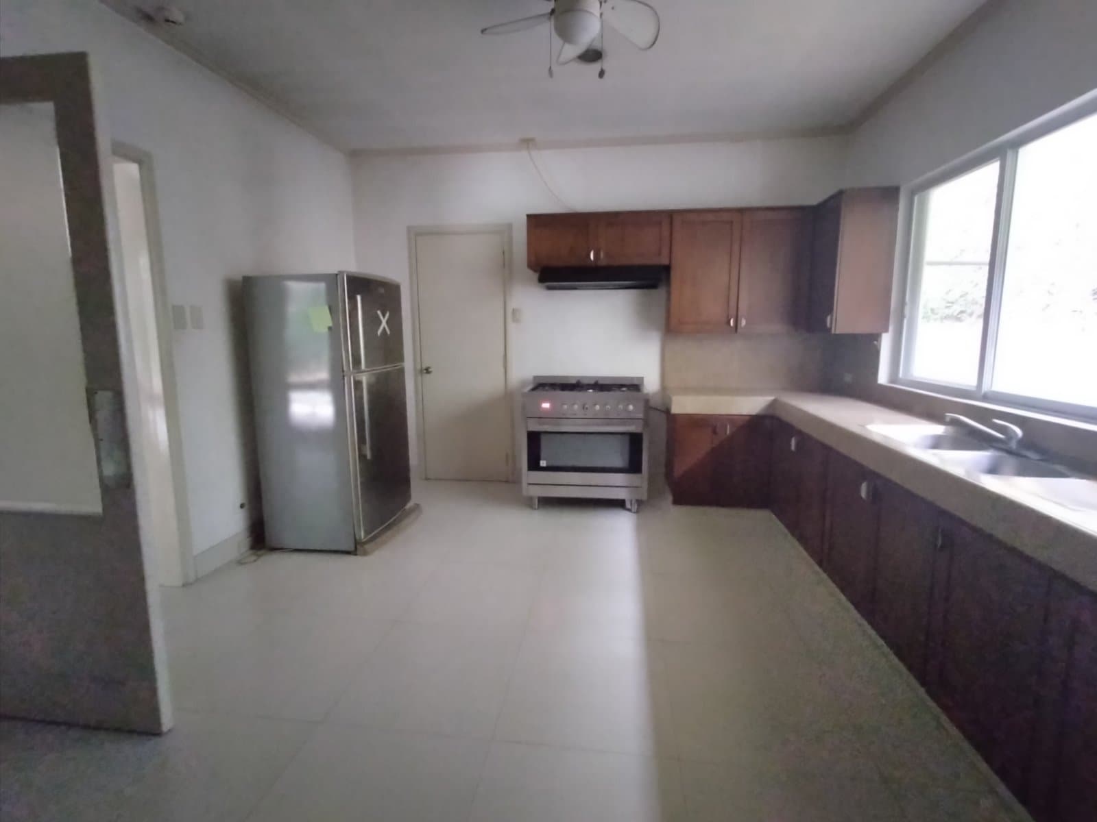 3 Bedroom House with a den for Rent in Dasmarinas Village - photo 4
