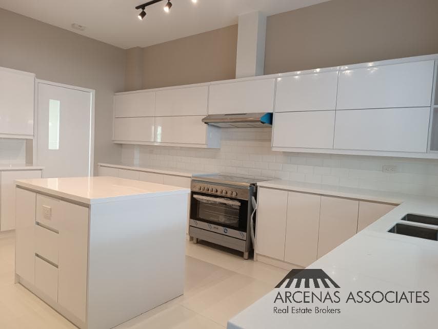 Bright and Spacious Modern House in Dasmarinas Village - photo 4