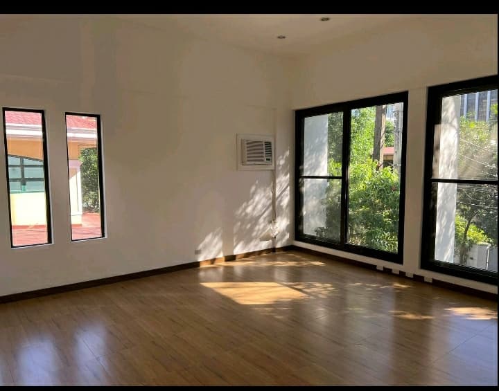 Newly Renovated 4 bedroom - photo 4
