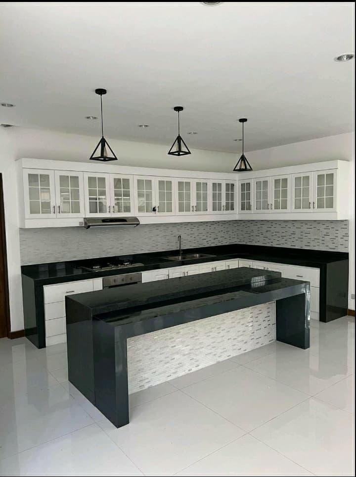 Newly Renovated 4 bedroom - photo 2
