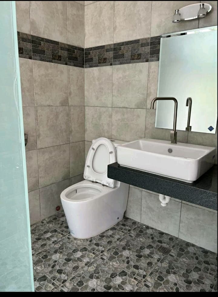 Newly Renovated 4 bedroom - photo 5