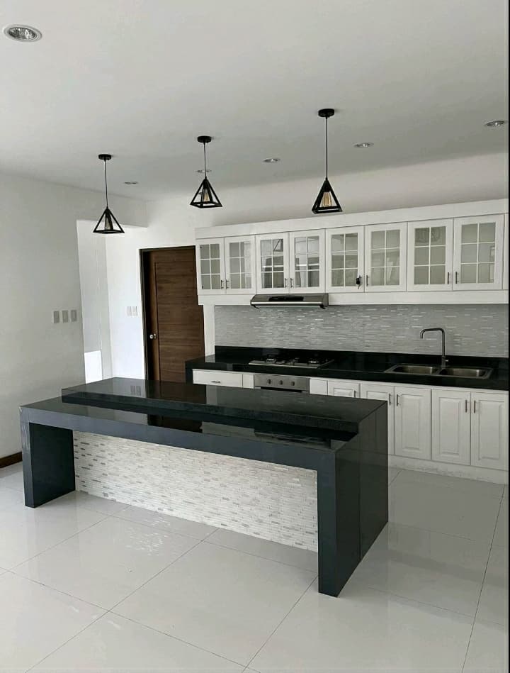 Newly Renovated 4 bedroom - photo 3