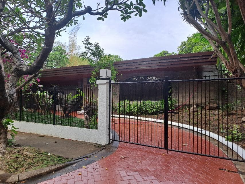 Classic 2 Storey House - Dasmarinas Village, Makati - photo 1