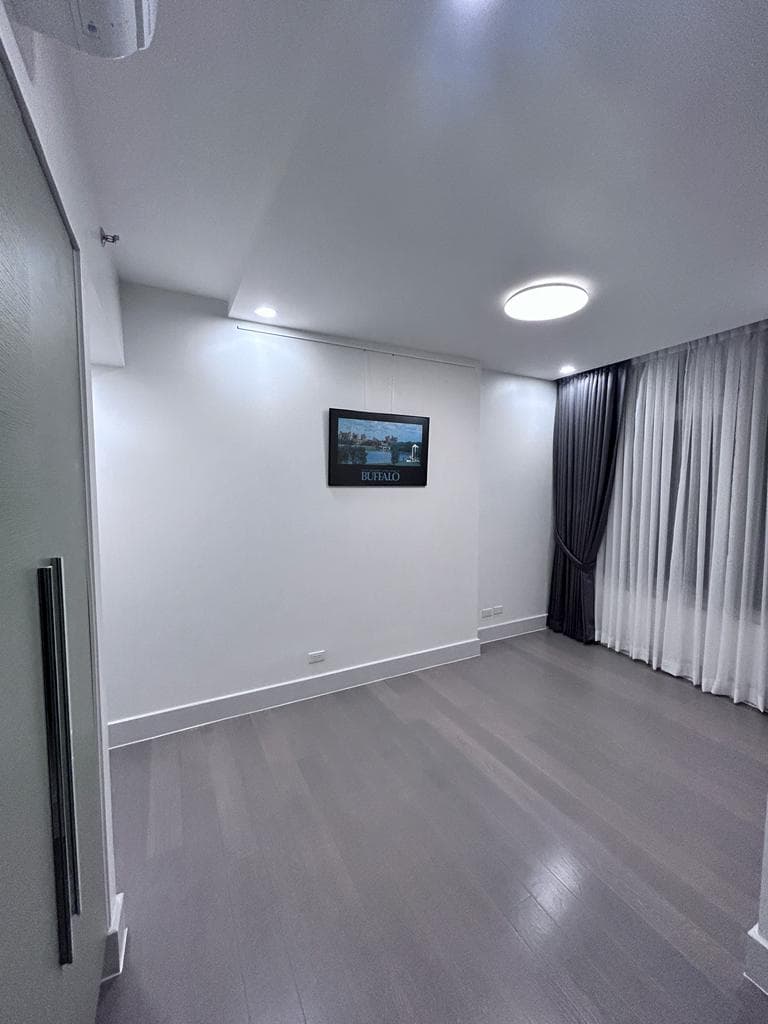 Brand new 2  Bedroom Unit with Balcony - Rockwell Center, Makati - photo 1