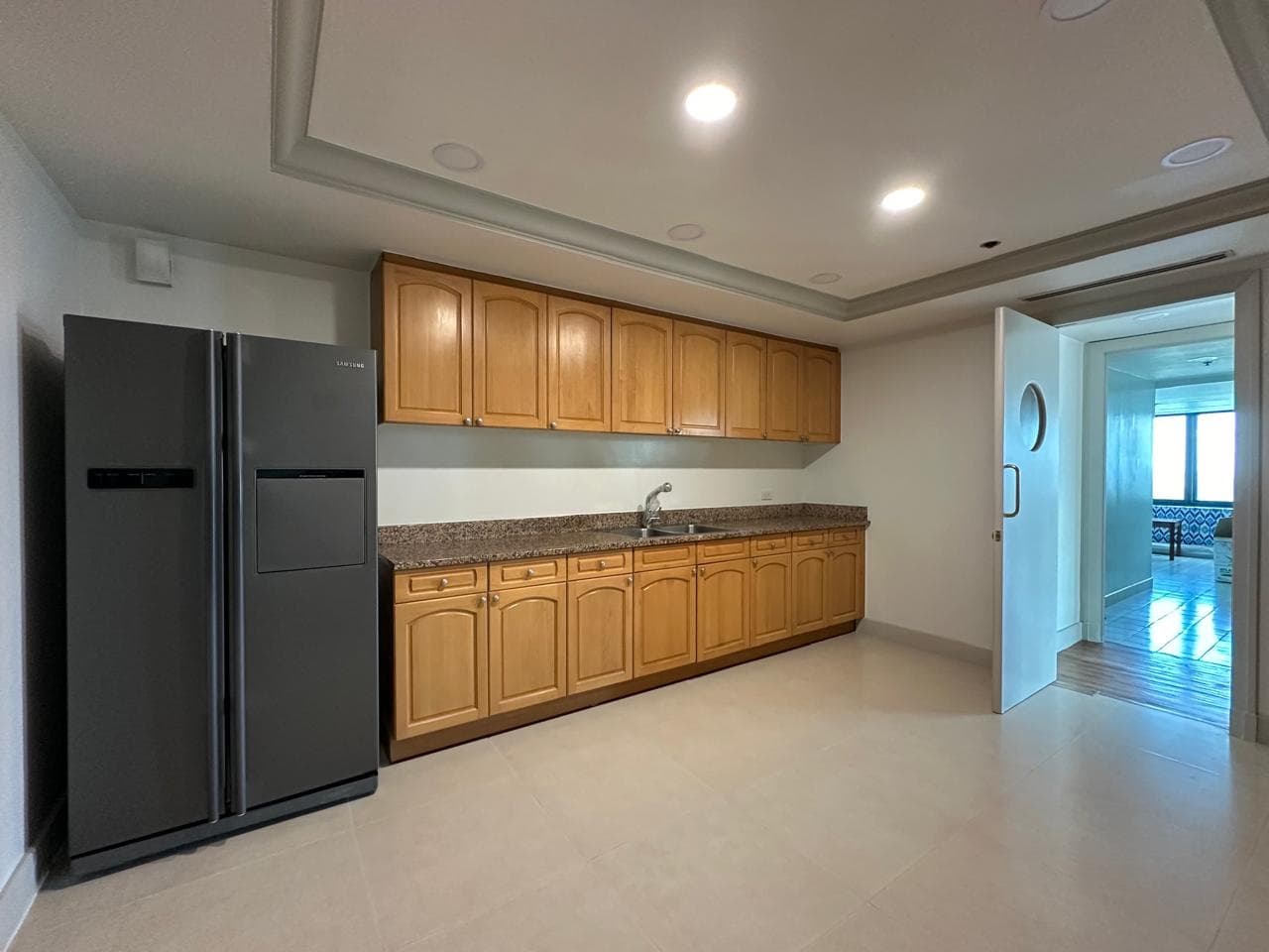 Newly Painted 3 Bedroom Unit - photo 2