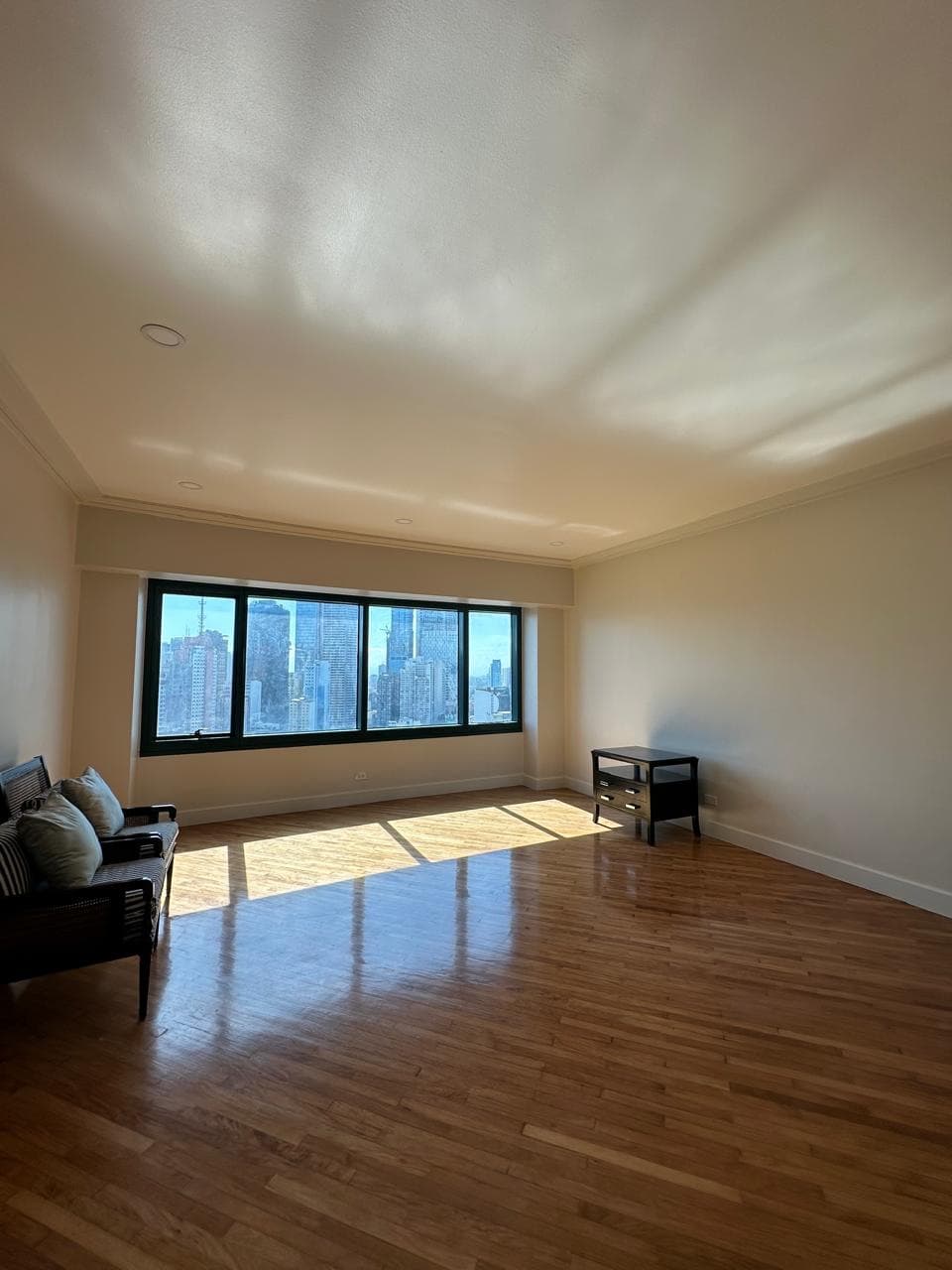 Newly Painted 3 Bedroom Unit - photo 4