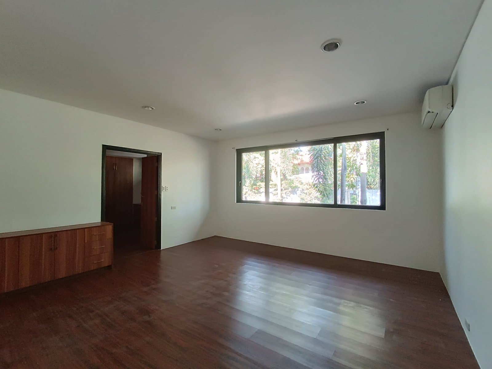 Spacious Bungalow House - photo 3