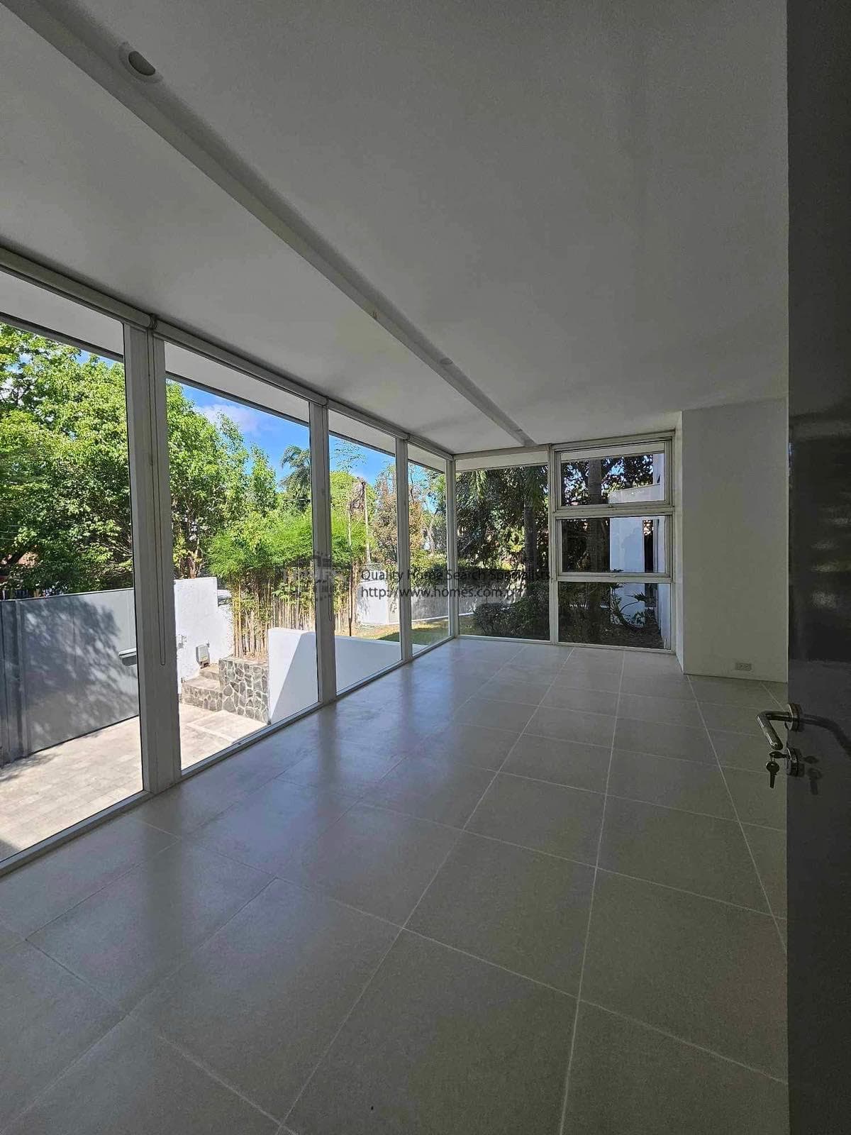 Renovated 4 Bedroom - photo 3