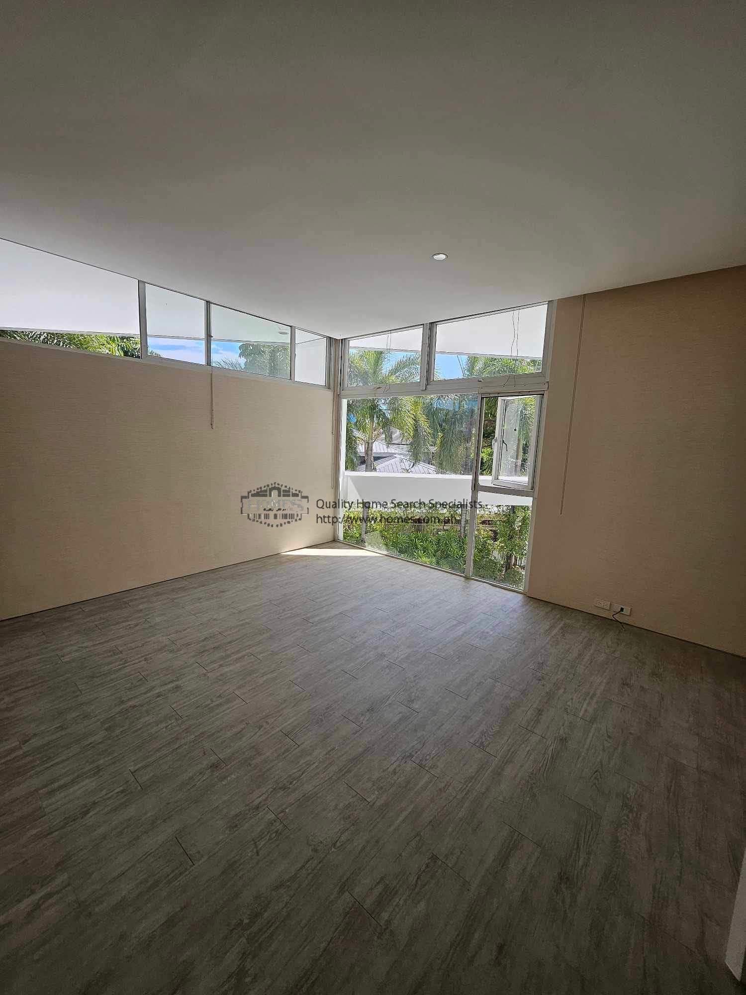 Renovated 4 Bedroom - photo 5