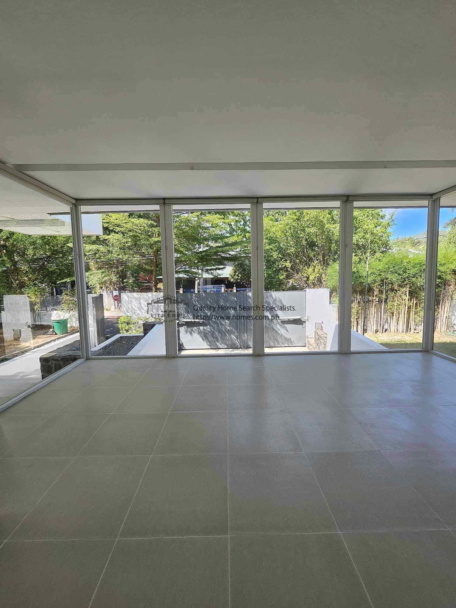 Renovated 4 Bedroom - photo 2