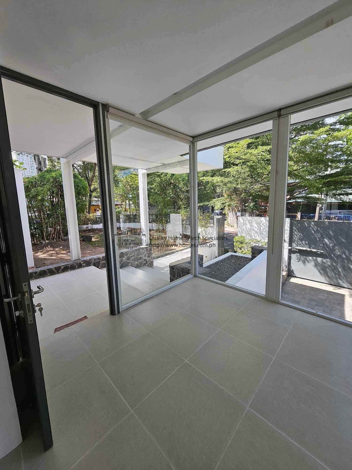 Renovated 4 Bedroom - photo 4