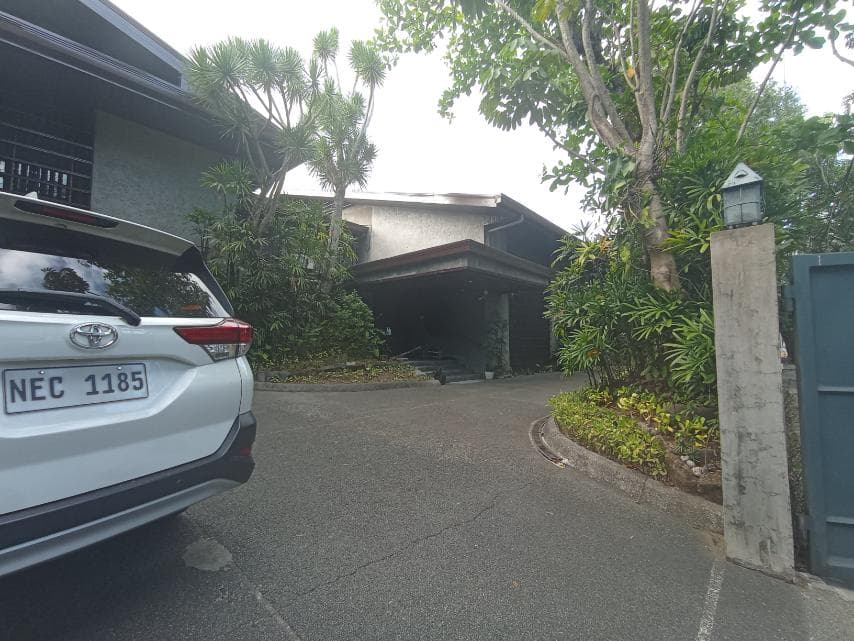 Corner House and Lot - Dasmarinas Village, Makati - photo 1