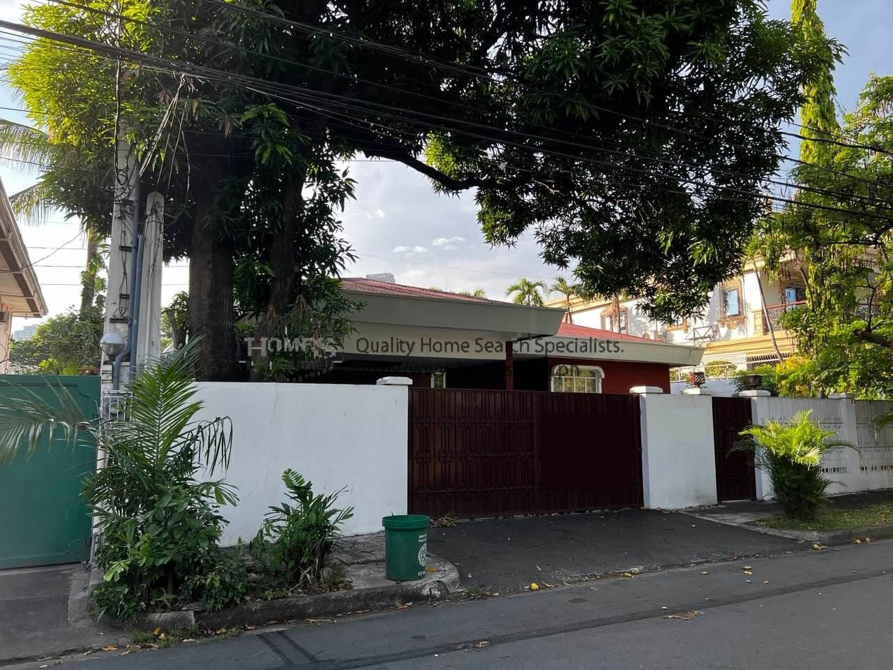 Bungalow house - Dasmarinas Village, Makati - photo 1