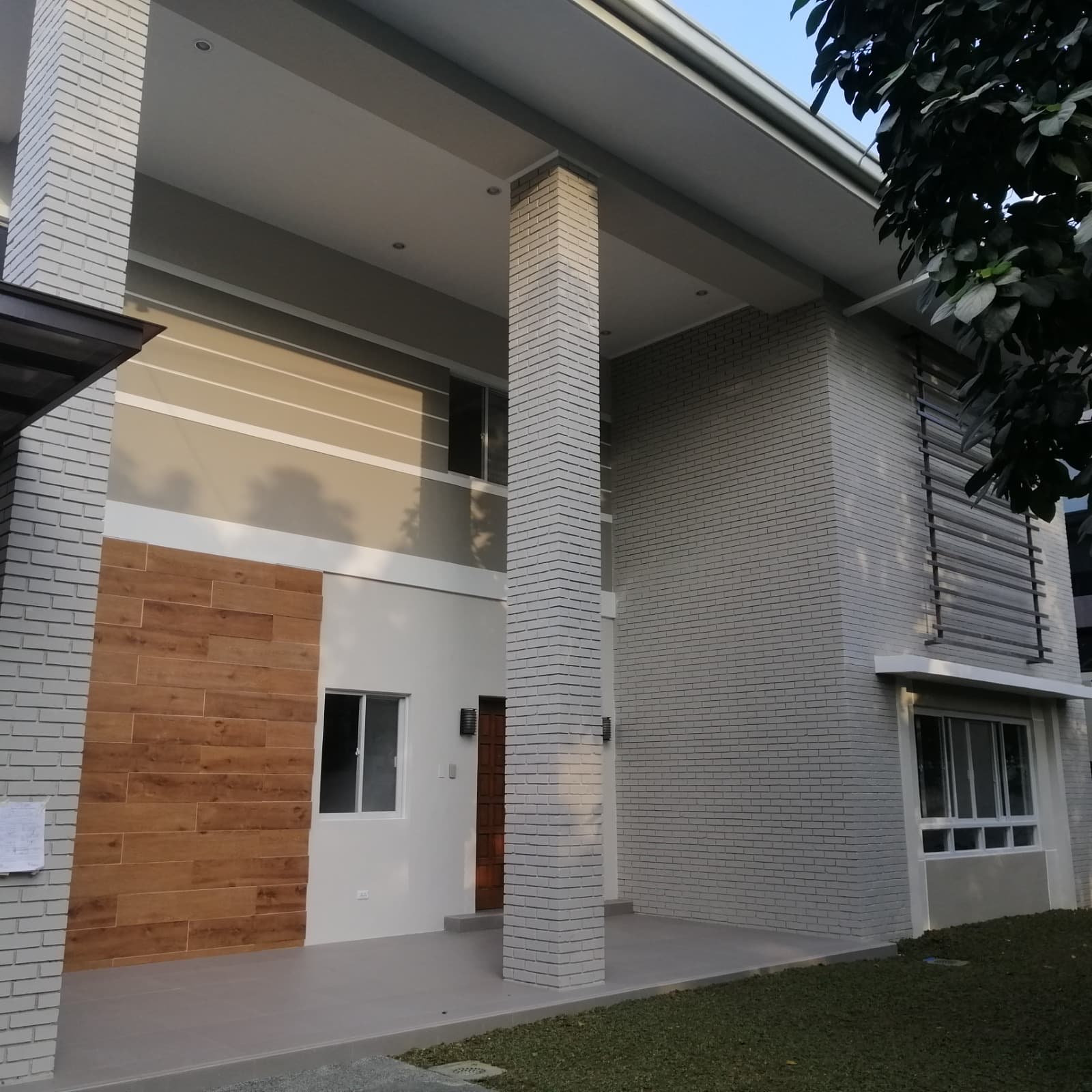 Modern design and homey 2 storey - photo 2