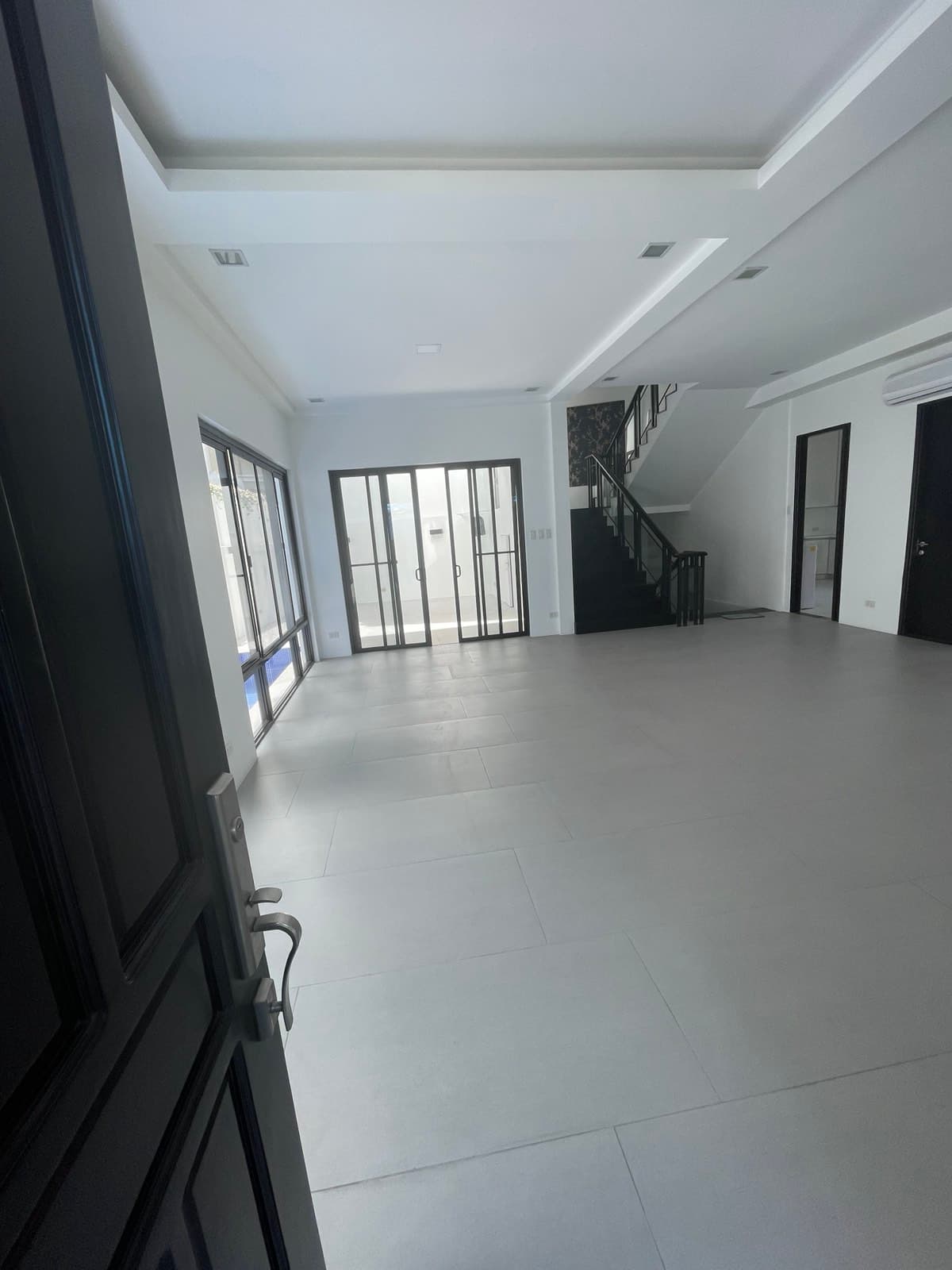 Exclusive Modern Villa with Private Pool - photo 2