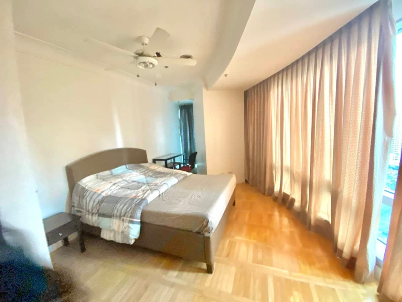 A Curvilinear and Modern Condominium - photo 5