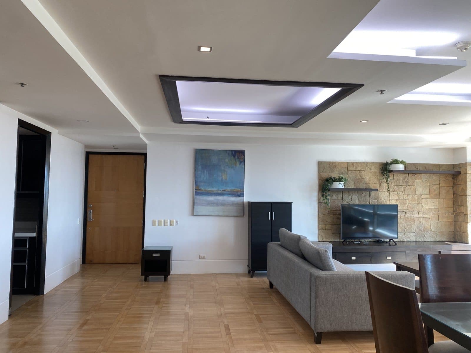 A Modern & Curvilinear Condominium - Bonifacio Global City, Taguig - photo 1