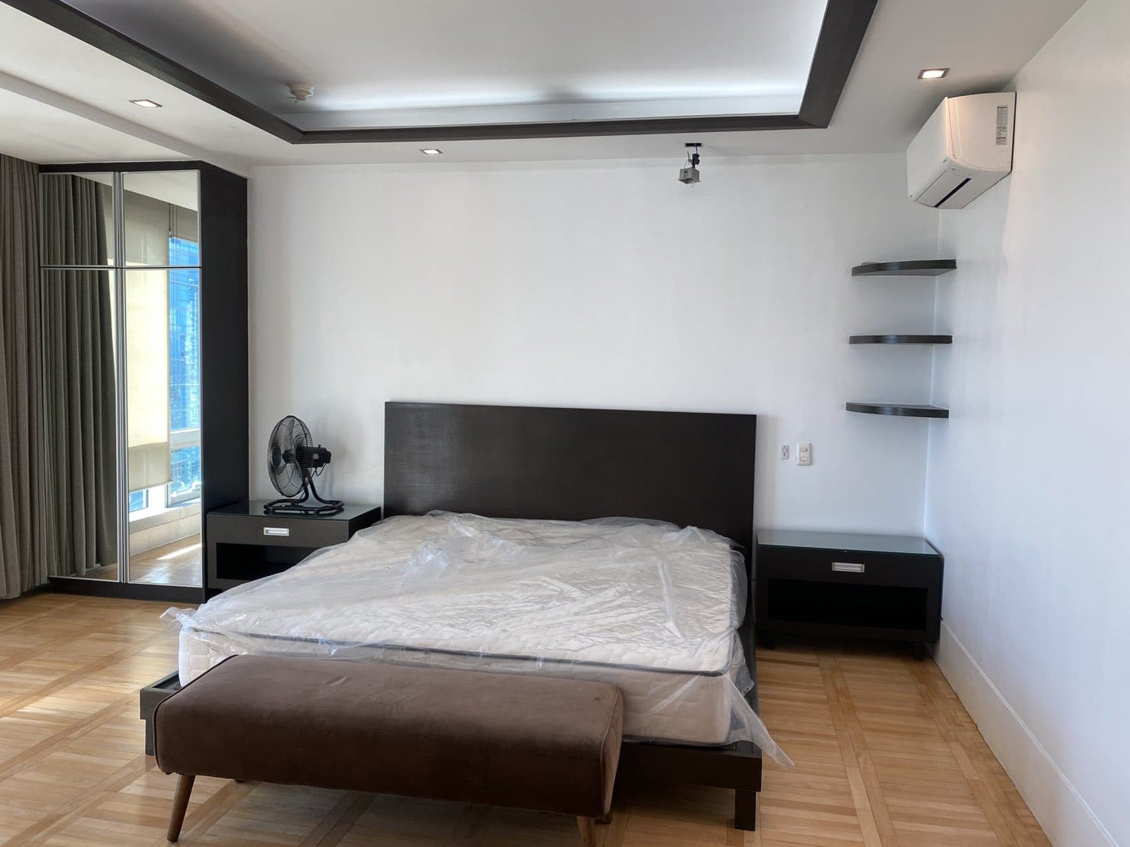 A Modern & Curvilinear Condominium - photo 5