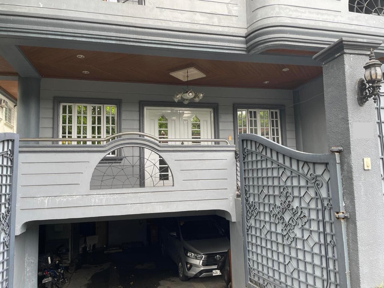 Spacious Horizontal Duplex House in San Lorenzo, Makati