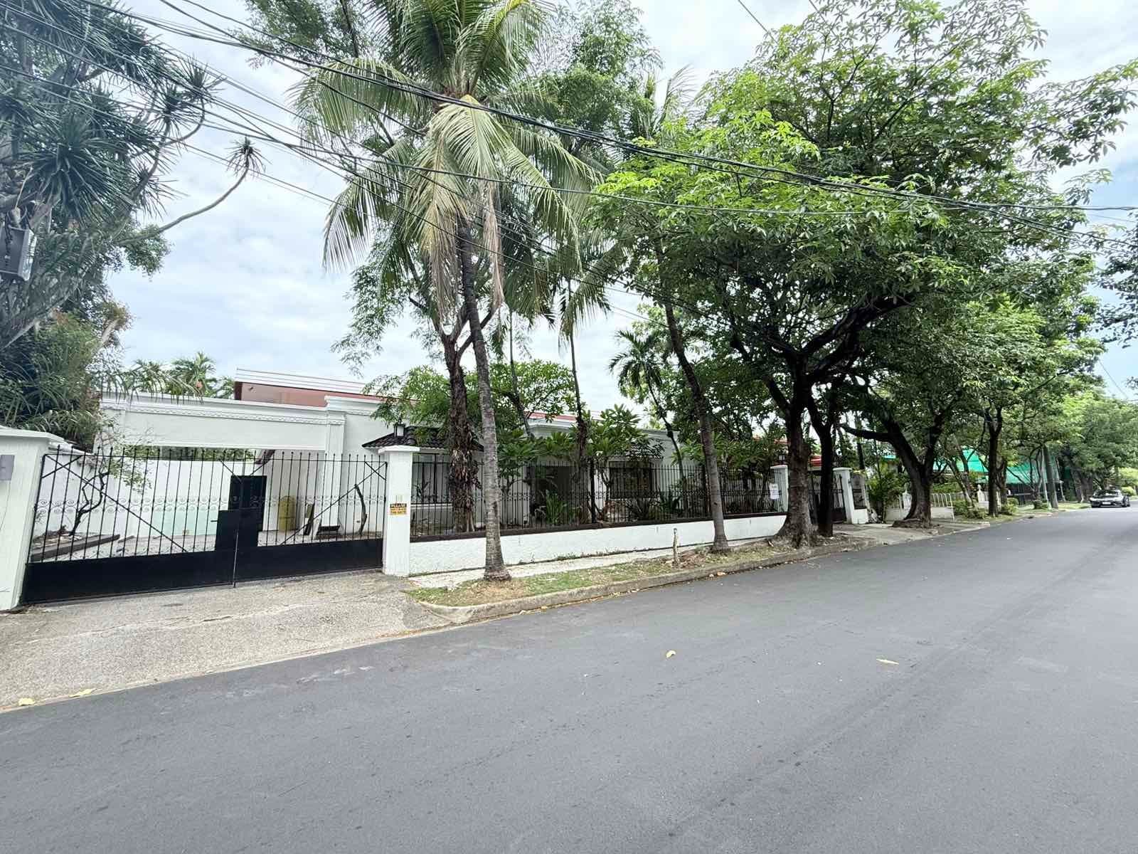 Beautiful and Spacious Home with Pool & Garden in Dasmarinas Village, Makati