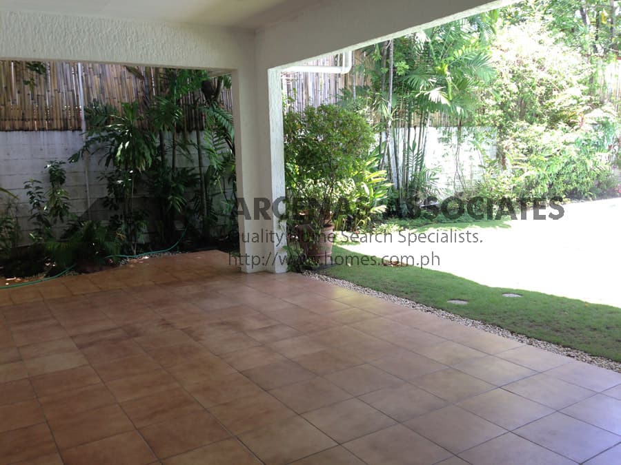 4 bedroom with homey yard - photo 4