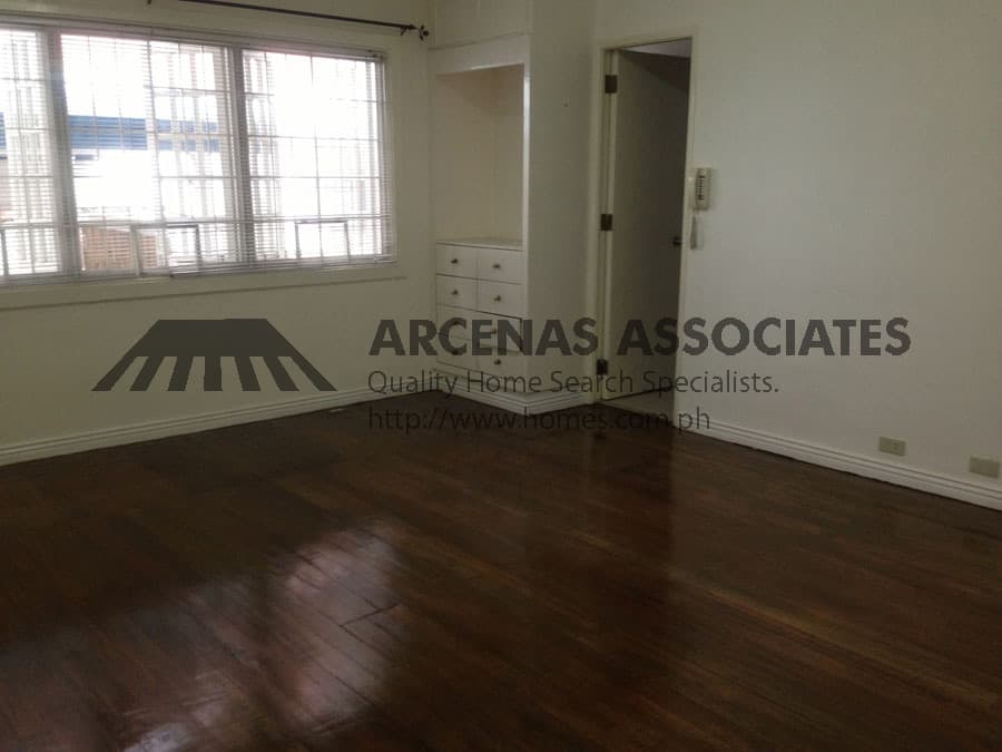 Throwback and renovated three (3) bedroom - photo 3