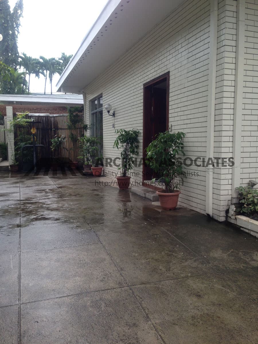 Uncluttered 3 bedroom bungalow - photo 2