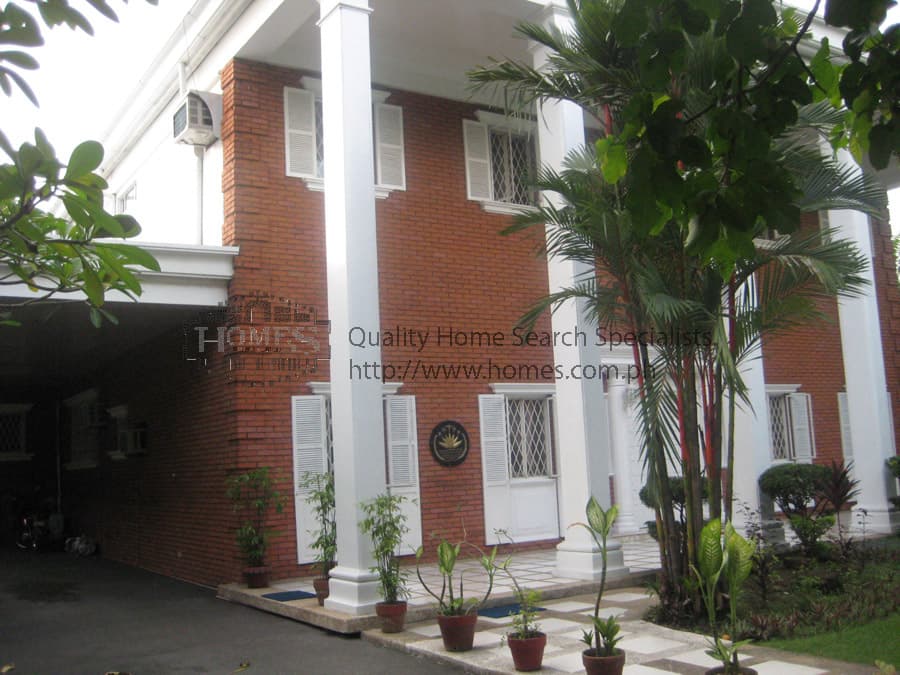 Elegant columned 2 -storey - Dasmarinas Village, Makati - photo 1