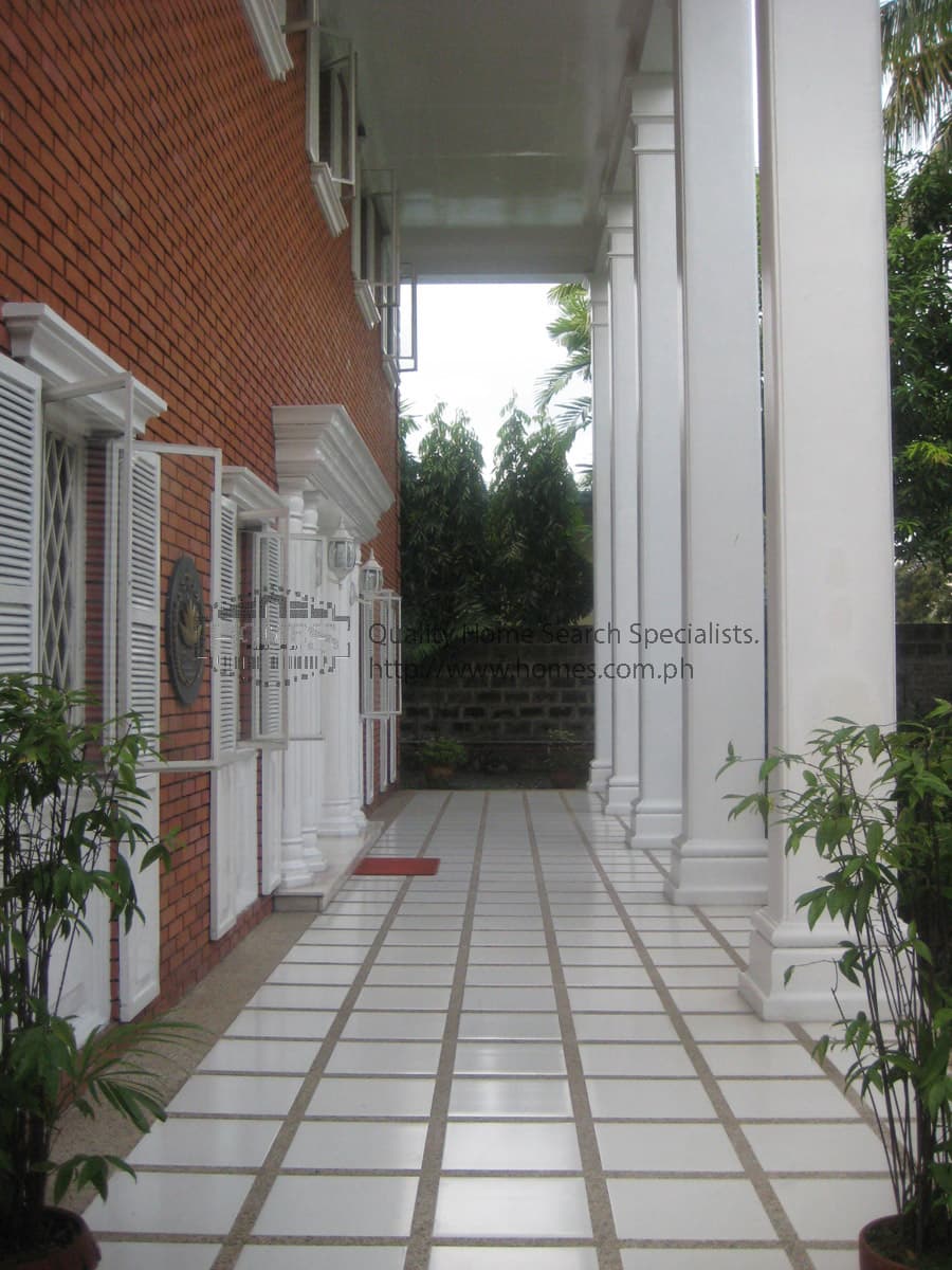 Elegant columned 2 -storey - photo 3